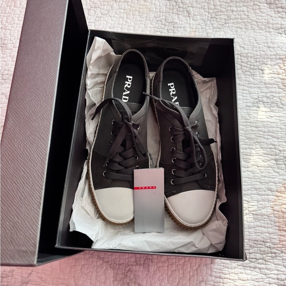 Prada Black and White Sneakers Classic Design - Picture 3 of 17